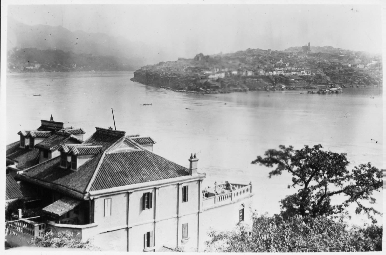 A 1920s photograph of Chongqing from across the Jialing river, the town rising up the hill in tiers.