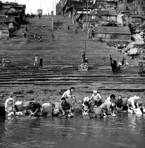 Chaotianmen docks in 1941, boats along the riverbank below the peninsula.