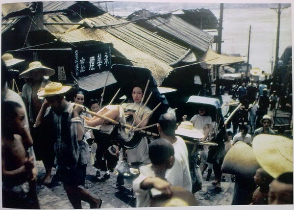 A crowded street near a Chongqing dock in 1945, photographed by an American airman.