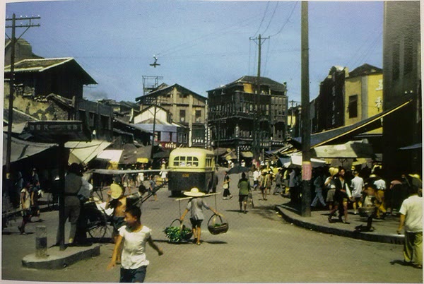A Chongqing street in 1945 photographed by an American airman.